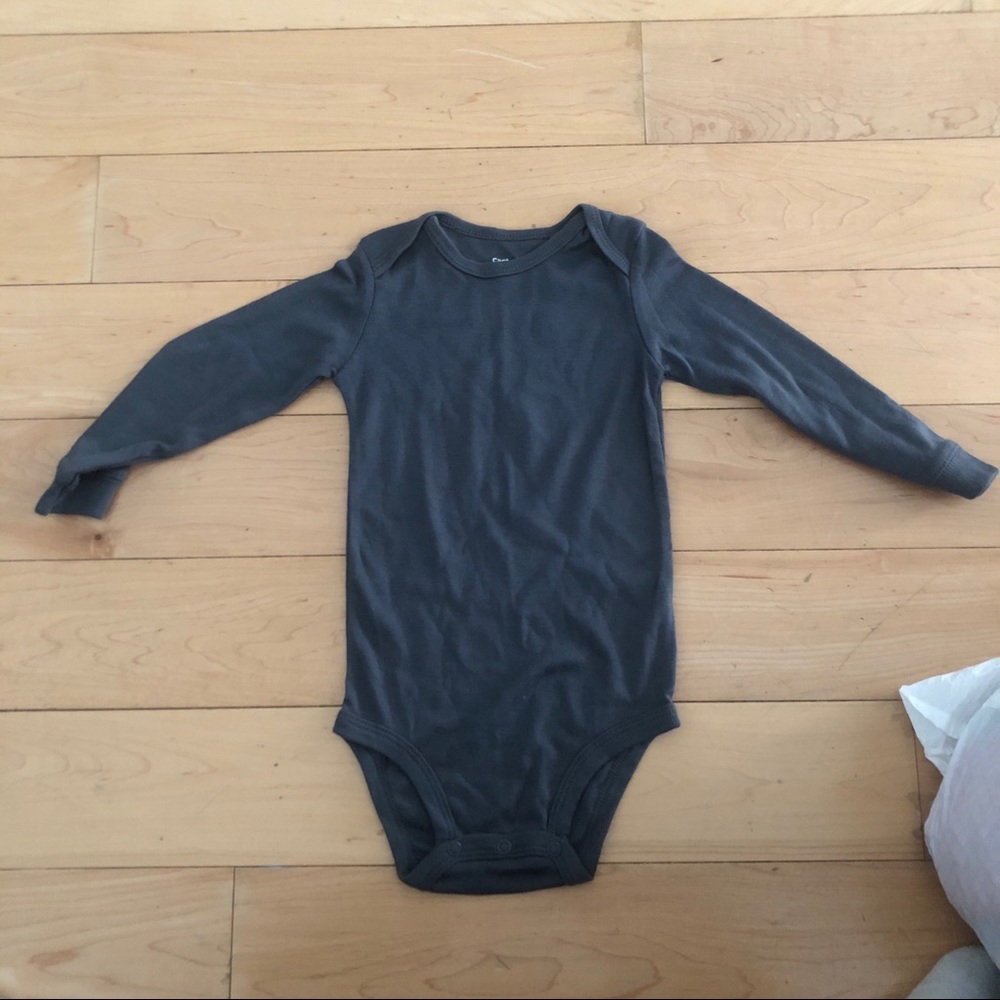 ⭐️Carter’s onesie⭐️